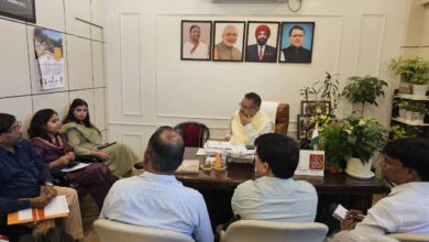 07 नवम्बर को हल्द्वानी में आयोजित होने वाले “उत्तराखंड की शान, वीर जवान, समृद्ध नारी, सशक्त किसान” की थीम पर आधारित राज्य स्तरीय कार्यक्रम की बैठक करते मंत्री गणेश जोशी