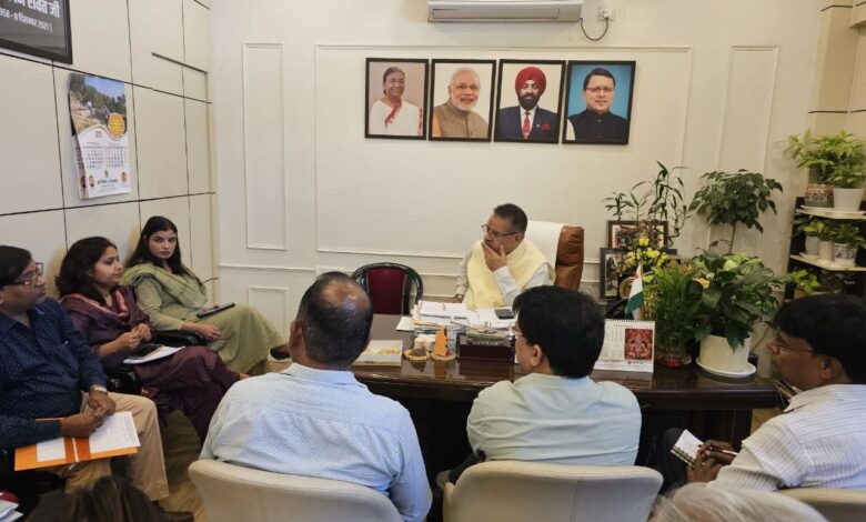 07 नवम्बर को हल्द्वानी में आयोजित होने वाले “उत्तराखंड की शान, वीर जवान, समृद्ध नारी, सशक्त किसान” की थीम पर आधारित राज्य स्तरीय कार्यक्रम की बैठक करते मंत्री गणेश जोशी