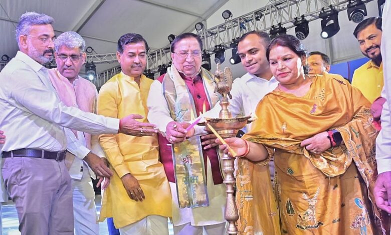 राज्य के 25 वर्ष पूर्ण होने के उपलक्ष्य में तीन दिवसीय देवभूमि रजत उत्सव कार्यक्रम का मुख्य अतिथि राज्यसभा सांसद नरेश बंसल ने दीप जलाकर एवं शंखनाद के साथ शुभारंम्भ किया।