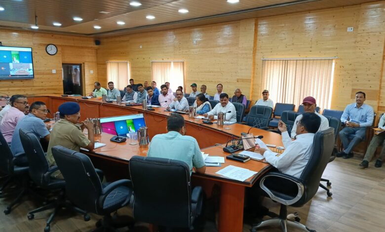 दीपावली से पूर्व जनपद की सड़कों को गड्ढा मुक्त करना सुनिश्चित करें :जिलाधिकारी दीपावली से पूर्व जनपद की सड़कों को गड्ढा मुक्त करना सुनिश्चित करें :जिलाधिकारी