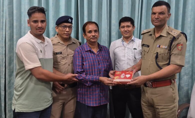 दीपावली पर ईमानदारी की मिसाल: नैनीताल पुलिस ने गजक विक्रेता को लौटाए 2.5 लाख रुपये, जताया आभार