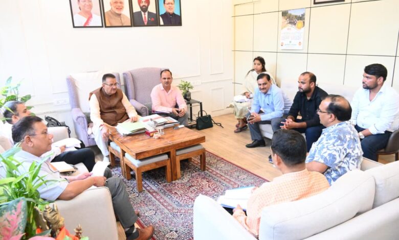 लोक निर्माण विभाग के अधिकारियों के साथ मसूरी विधानसभा क्षेत्र की सड़कों से सम्बंधित विकास कार्यो की समीक्षा करते कैबिनेट मंत्री गणेश जोशी लोक निर्माण विभाग के अधिकारियों के साथ मसूरी विधानसभा क्षेत्र की सड़कों से सम्बंधित विकास कार्यो की समीक्षा करते कैबिनेट मंत्री गणेश जोशी