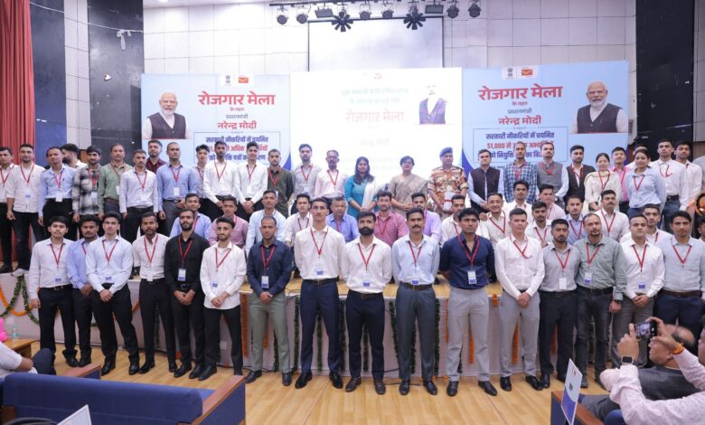 215 नव नियुक्त युवाओ को नियुक्ति पत्र वितरित किये गए 215 नव नियुक्त युवाओ को नियुक्ति पत्र वितरित किये गए