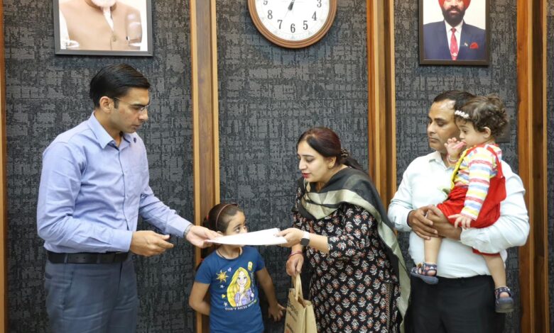 स्कूल प्रबन्धन ने शिक्षिका का लम्बित वेतन, सुरक्षा राशि 78966 धनराशि को रातोंरात किया जारी