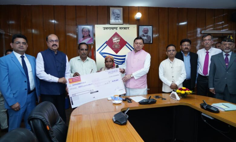 उपनल कार्मिकों की दुर्घटना में मुत्यु होने के उपरान्त मुख्यमंत्री श्री पुष्कर सिंह धामी ने 50-50 लाख की सहायता राशि के चेक प्रदान किये उपनल कार्मिकों की दुर्घटना में मुत्यु होने के उपरान्त मुख्यमंत्री श्री पुष्कर सिंह धामी ने 50-50 लाख की सहायता राशि के चेक प्रदान किये