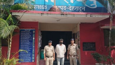 UKSSSC द्वारा प्राप्त शिकायत के आधार पर वरिष्ठ पुलिस अधीक्षक द्वारा गठित टीम द्वारा प्रकरण में प्रथम दृष्टया परीक्षा में अनुचित लाभ लेने की मंशा से धोखाधडी करने के सम्बन्ध में अभियुक्त सुरेन्द्र के विरूद्ध थाना रायपुर पर पंजीकृत कराया गया था अभियोग।