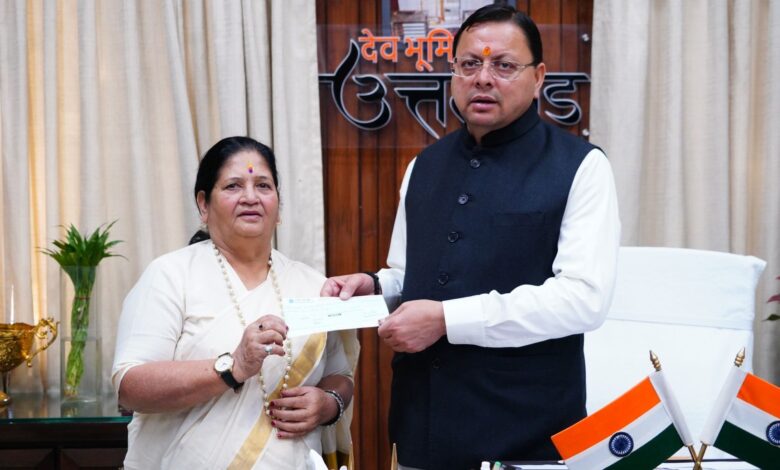 मुख्यमंत्री राहत कोष के लिए पर्वतारोही बछेंद्री पाल ने प्रदान किया 10 लाख का चेक