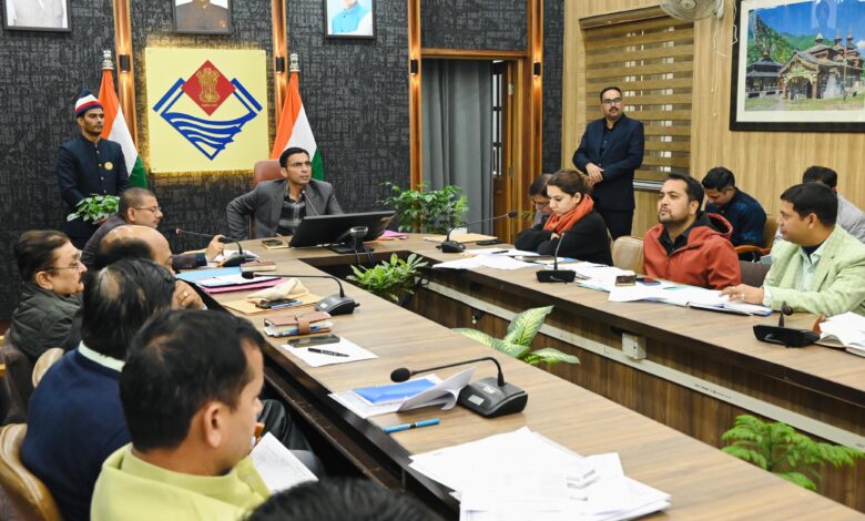 डीएम ने लगाई फटकार; चिठ्ठीबाजी से बाज आए अधिकारी; आपसी समन्वय से धरातल पर दिखे एक्शन