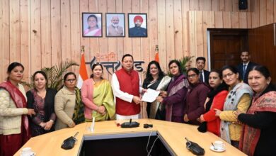 आंगनबाड़ी कार्यकत्री संगठन ने मुख्यमंत्री धामी को सौंपा ज्ञापन