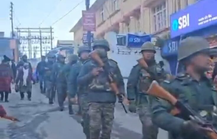 बद्रीनाथ धाम में सुरक्षा व्यवस्था चाक-चौबंद: चमोली पुलिस ने सेना और BDS के साथ किया संयुक्त फ्लैग मार्च