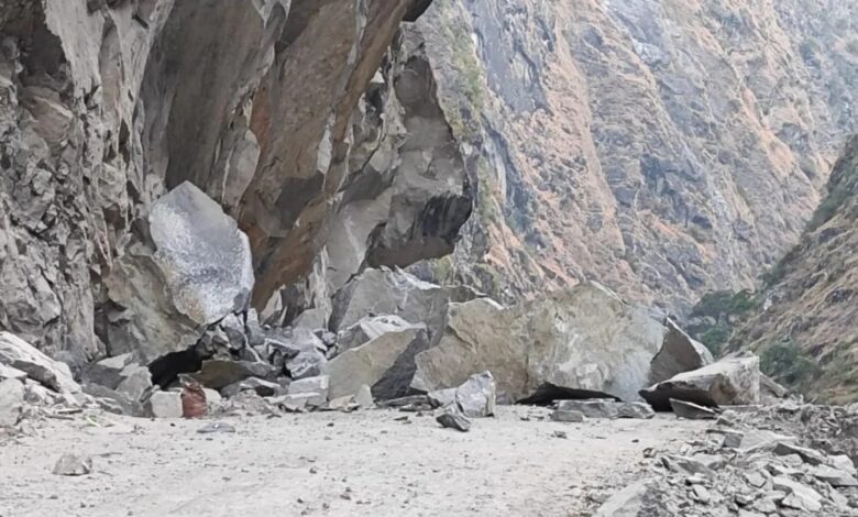 हाईवे पर विस्फोट के बाद मलबा गिरा, मार्ग बंद; चीन सीमा का संपर्क कटा हाईवे पर विस्फोट के बाद मलबा गिरा, मार्ग बंद; चीन सीमा का संपर्क कटा