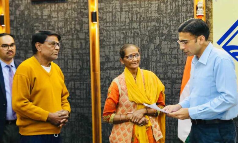 जवान बेटे कर रहे कैंसर पीड़ित माता व बुजुर्ग पिता को प्रताड़ित; डीएम ने शुरू की गुण्डा घोषित करने की न्यायिक कार्रवाई