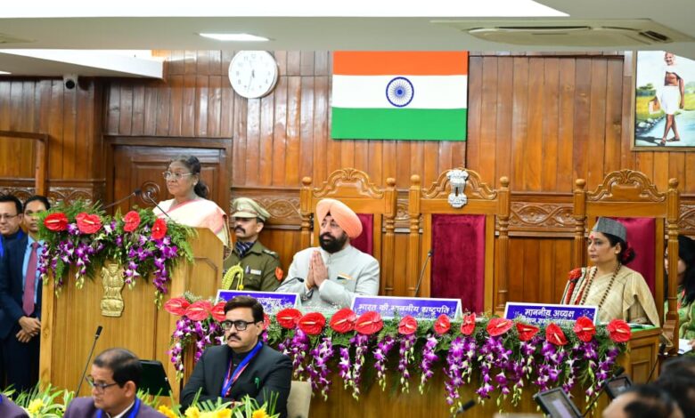 राष्ट्रपति के अभिभाषण में निखरे महिला उत्थान के रंग राष्ट्रपति के अभिभाषण में निखरे महिला उत्थान के रंग