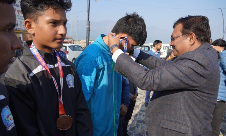 मुख्य सचिव ने चम्पावत के खेल प्रतिभाओं को किया सम्मानित, बूम में किया वृक्षारोपण
