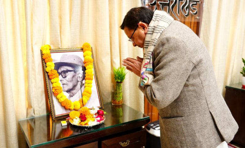 मुख्यमंत्री पुष्कर सिंह धामी ने पेशावर कांड के नायक वीर चन्द्र सिंह ‘गढ़वाली’ की जयंती पर किया भावपूर्ण स्मरण मुख्यमंत्री पुष्कर सिंह धामी ने पेशावर कांड के नायक वीर चन्द्र सिंह ‘गढ़वाली’ की जयंती पर किया भावपूर्ण स्मरण