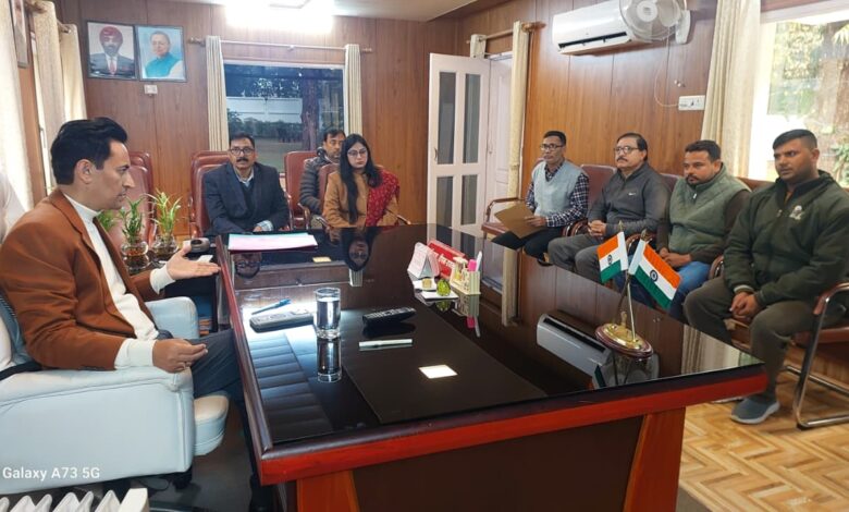 मण्डलायुक्त दीपक रावत ने ग्राम प्रधान के जाति प्रमाण पत्र मामले की सुनवाई, शपथपत्र प्रस्तुत करने के निर्देश मण्डलायुक्त दीपक रावत ने ग्राम प्रधान के जाति प्रमाण पत्र मामले की सुनवाई, शपथपत्र प्रस्तुत करने के निर्देश