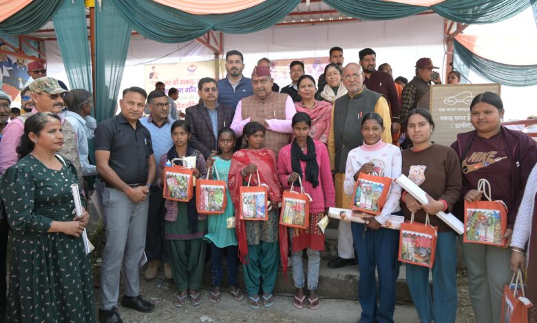 सरकार आपके द्वारः न्याय पंचायत रामपुर, भाऊवाला में अपर सचिव व एडीएम ने सुनीं जन समस्याएं सरकार आपके द्वारः न्याय पंचायत रामपुर, भाऊवाला में अपर सचिव व एडीएम ने सुनीं जन समस्याएं