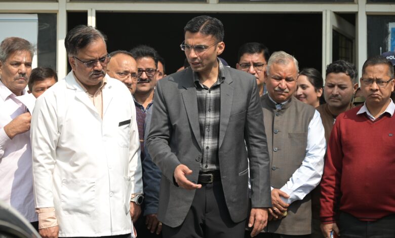 स्वास्थ्य व्यवस्थाओं को पटरी पर लाने के लिए डीएम ने स्वयं संभाला मोर्चा स्वास्थ्य व्यवस्थाओं को पटरी पर लाने के लिए डीएम ने स्वयं संभाला मोर्चा