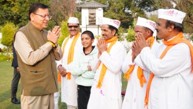 मुख्यमंत्री पुष्कर सिंह धामी को मुख्यमंत्री आवास में चम्पावत से आए होल्यारों ने दी होली की शुभकामनाएं
