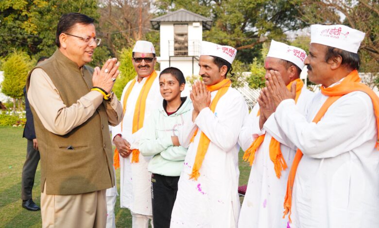 मुख्यमंत्री पुष्कर सिंह धामी को मुख्यमंत्री आवास में चम्पावत से आए होल्यारों ने दी होली की शुभकामनाएं