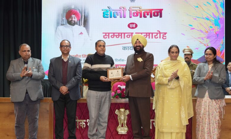 लोक भवन में होली मिलन एवं उत्कृष्ट सम्मान समारोह आयोजित लोक भवन में होली मिलन एवं उत्कृष्ट सम्मान समारोह आयोजित