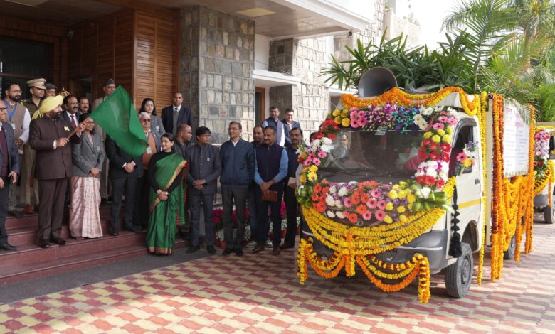 राज्यपाल ने फूलों से सुसज्जित वसंतोत्सव-2026 के प्रचार वाहनों को दिखाई हरी झंडी राज्यपाल ने फूलों से सुसज्जित वसंतोत्सव-2026 के प्रचार वाहनों को दिखाई हरी झंडी