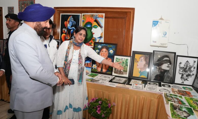 वसंतोत्सव में आर्ट गैलरी और फोटो प्रदर्शनी का राज्यपाल ने किया अवलोकन