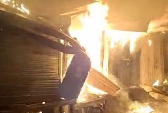 सिलेंडर फटने से दुकानों में लगी आग