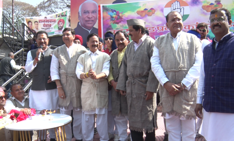 होली मिलन समारोह में कांग्रेस ने दिखाई एकजुटता होली मिलन समारोह में कांग्रेस ने दिखाई एकजुटता