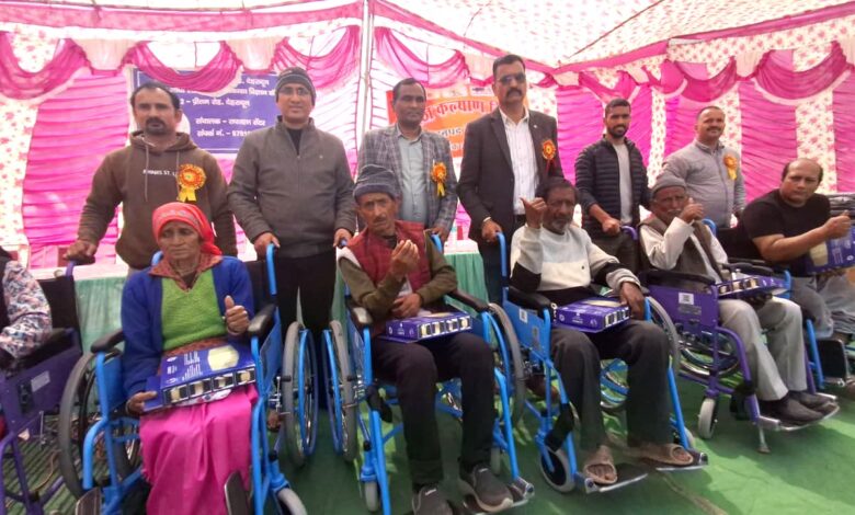 डीएम सविन बंसल के निर्देशन में जिले के दिव्यांग व वरिष्ठजनों को मिला सहारा डीएम सविन बंसल के निर्देशन में जिले के दिव्यांग व वरिष्ठजनों को मिला सहारा