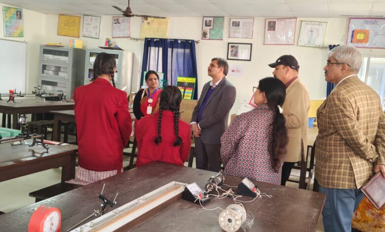 संयुक्त सचिव डॉ. महेन्द्र कुमार ने देहरादून के पीएम श्री विद्यालयों का किया निरीक्षण