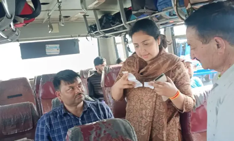 होली पर्व पर देहरादून में वाहन चेकिंग अभियान, 2100 वाहनों के काटे चालान, तो 140 सीज, एआरटीओ अनीता चमोला के नेतृत्व में