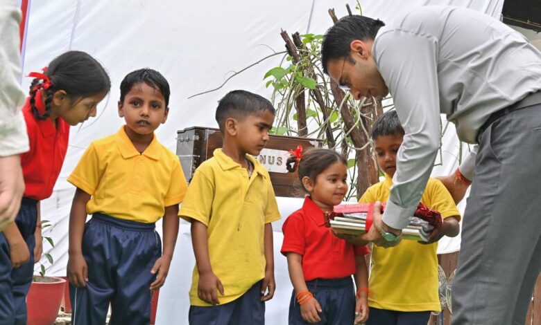 जिलाधिकारी के प्रयासों से मुख्यधारा से जुड़ने लगा सड़कों पर बिखरा बचपन