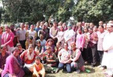 होली पर दून पुलिस की अनोखी पहल, एसएसपी प्रमेन्द्र सिंह डोबाल ने पुलिस परिवार संग मनाया रंगों का त्योहार