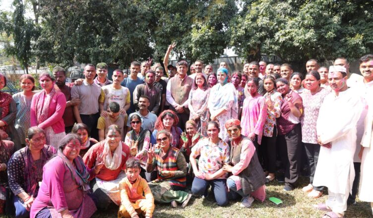 होली पर दून पुलिस की अनोखी पहल, एसएसपी प्रमेन्द्र सिंह डोबाल ने पुलिस परिवार संग मनाया रंगों का त्योहार होली पर दून पुलिस की अनोखी पहल, एसएसपी प्रमेन्द्र सिंह डोबाल ने पुलिस परिवार संग मनाया रंगों का त्योहार