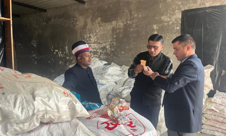 डीएम सविन बंसल का औचक निरीक्षण: भगवानपुर के सेंट्रल गोदाम में आंगनबाड़ी सामग्री के सैंपल लिए