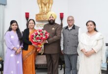 राज्यपाल से मिले दून विश्वविद्यालय के छात्र, वसंतोत्सव के प्रचार-प्रसार में निभाई भूमिका पर मिला सम्मान