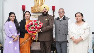 राज्यपाल से मिले दून विश्वविद्यालय के छात्र, वसंतोत्सव के प्रचार-प्रसार में निभाई भूमिका पर मिला सम्मान