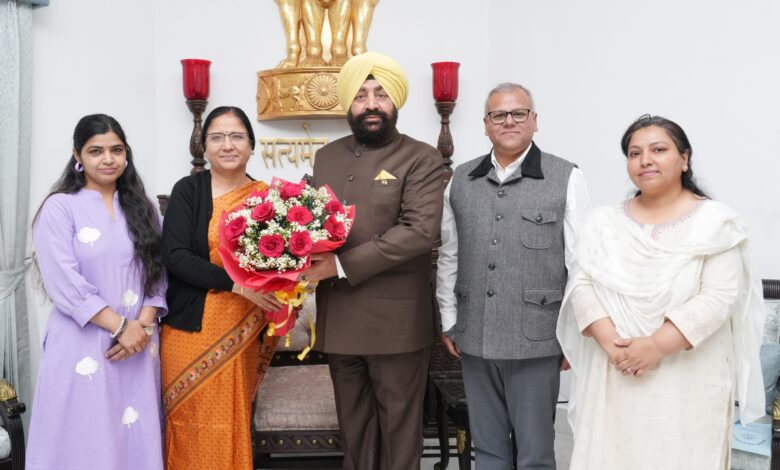 राज्यपाल से मिले दून विश्वविद्यालय के छात्र, वसंतोत्सव के प्रचार-प्रसार में निभाई भूमिका पर मिला सम्मान