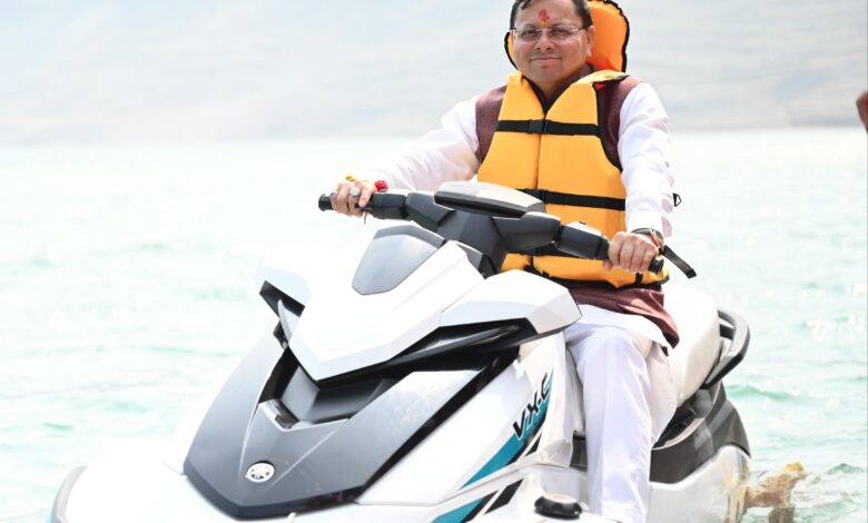 टिहरी झील में रोमांच के सफर पर निकले सीएम लेक फेस्टिवल में दिखे सीएम पुष्कर सिंह धामी के अलग-अलग अंदाज