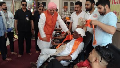 महंत देवेंद्र दास महाराज ने दीप प्रज्वलित कर रक्तदान शिविर का किया शुभारंभ, पहले दिन 124 यूनिट रक्तदान