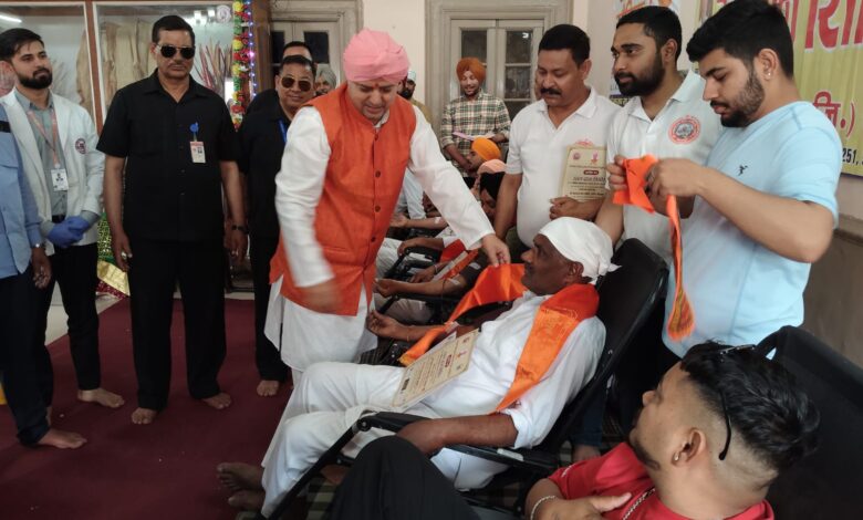 महंत देवेंद्र दास महाराज ने दीप प्रज्वलित कर रक्तदान शिविर का किया शुभारंभ, पहले दिन 124 यूनिट रक्तदान