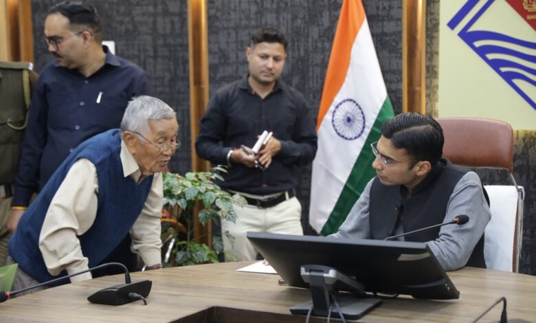 जनता दर्शन में डीएम सविन बंसल का त्वरित एक्शन, 170 शिकायतों में कई का मौके पर समाधान