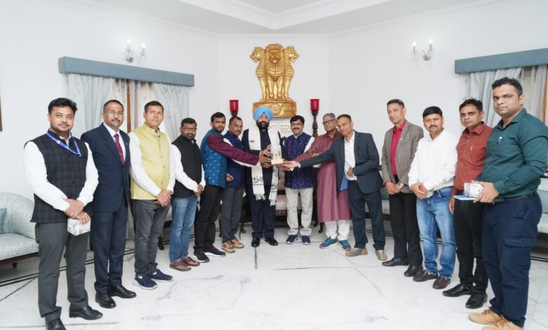 टूर पर देहरादून पहुंचे ओडिशा के पत्रकारों के दल ने उत्तराखंड के राज्यपाल से लोकभवन में की भेंट