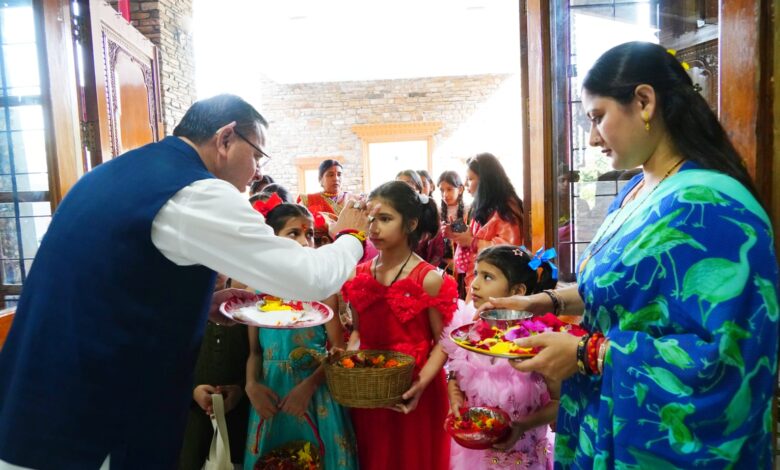 मुख्यमंत्री ने मुख्यमंत्री आवास में मनाया लोकपर्व फूलदेई मुख्यमंत्री ने मुख्यमंत्री आवास में मनाया लोकपर्व फूलदेई