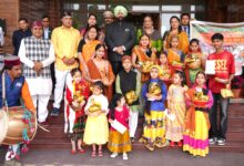 लोक भवन में पारंपरिक रूप से मनाया गया लोकपर्व फूलदेई
