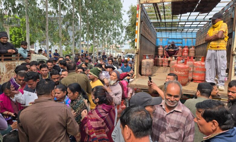 जिला प्रशासन के आदेशों की अहवेलना; गैस एजेंसी के सिलेंडर जब्त, मुकदमा दर्ज जिला प्रशासन के आदेशों की अहवेलना; गैस एजेंसी के सिलेंडर जब्त, मुकदमा दर्ज