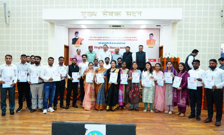 मुख्यमंत्री ने 63 सफाई निरीक्षकों को प्रदान किए नियुक्ति पत्र*