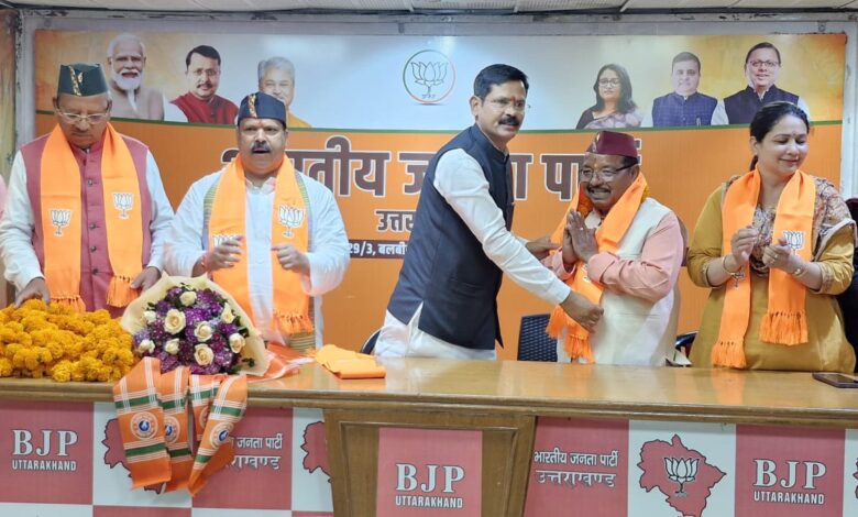 पूर्व कर्मचारी नेता एवं सैन्य अधिकारियों समेत बड़ी संख्या में कांग्रेसी, भाजपा में शामिल पूर्व कर्मचारी नेता एवं सैन्य अधिकारियों समेत बड़ी संख्या में कांग्रेसी, भाजपा में शामिल