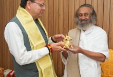 मुख्यमंत्री पुष्कर सिंह धामी ने ऋषिकेश में श्री श्री रविशंकर जी से शिष्टाचार भेंट कर उनका आशीर्वाद प्राप्त किया